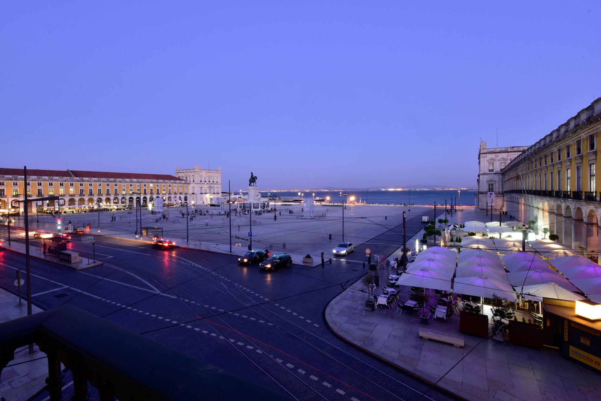 Pousada De Lisboa - Small Luxury Hotels Of The World Εξωτερικό φωτογραφία The Praça do Comércio at night