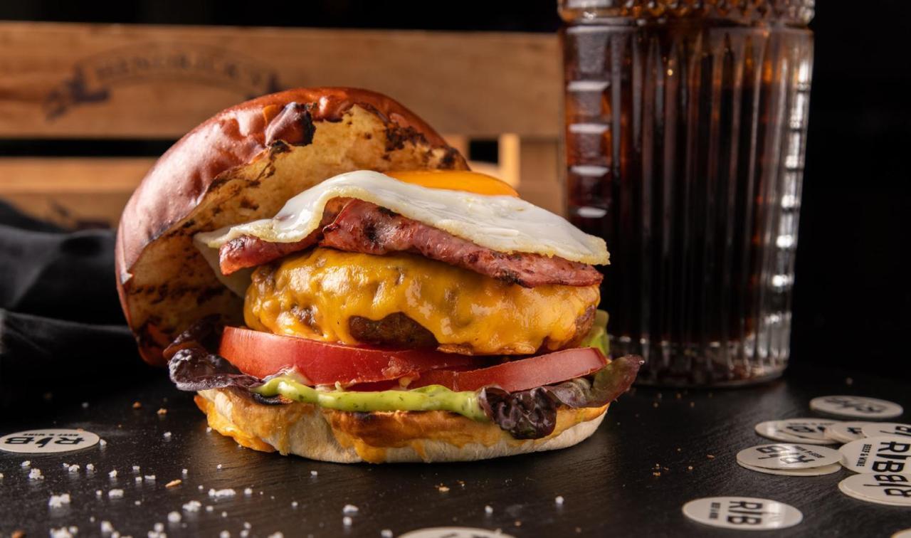 Pousada De Lisboa - Small Luxury Hotels Of The World Εξωτερικό φωτογραφία A cheeseburger with bacon and egg