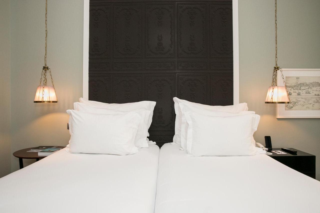 Pousada De Lisboa - Small Luxury Hotels Of The World Εξωτερικό φωτογραφία A bed with two pillows