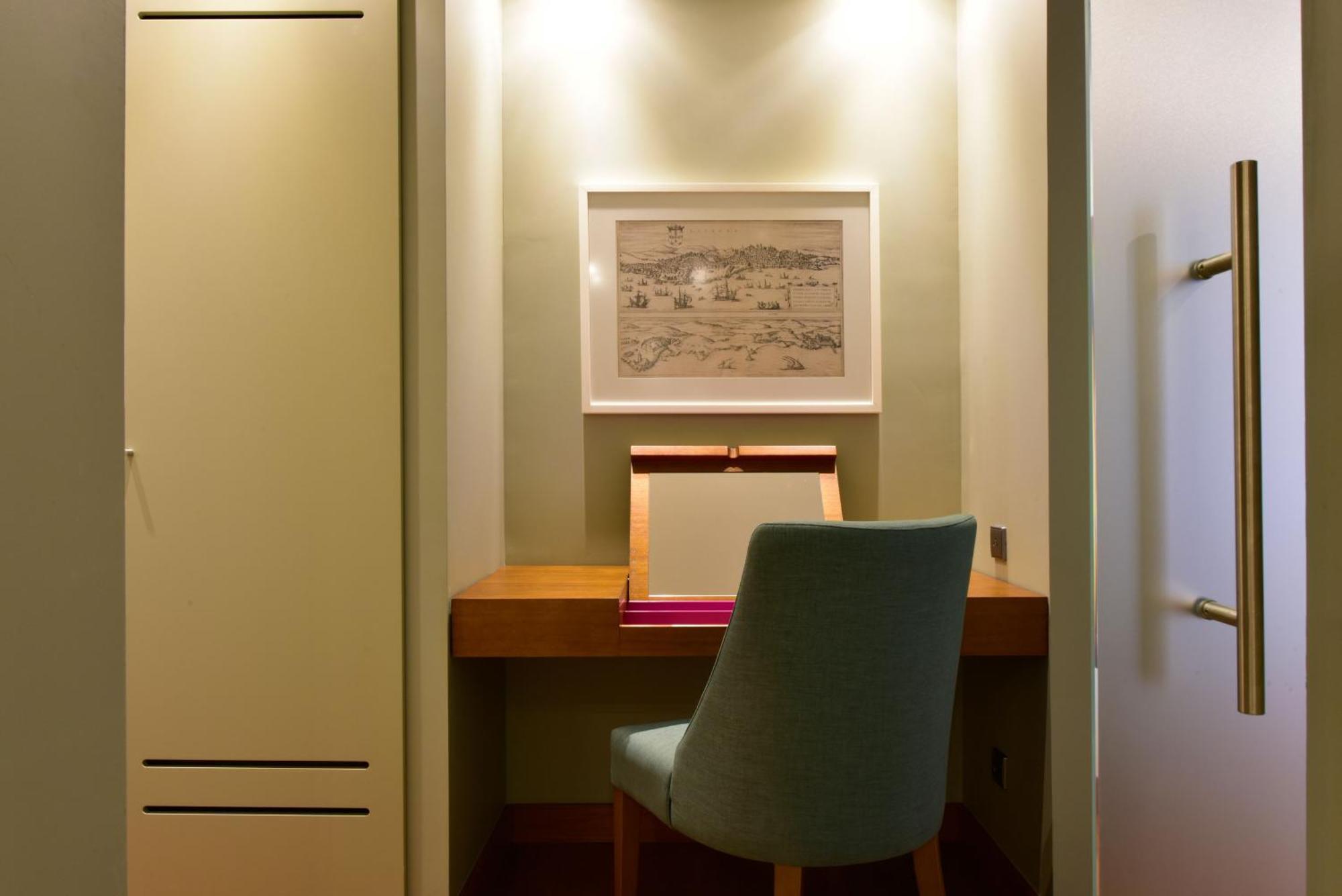 Pousada De Lisboa - Small Luxury Hotels Of The World Εξωτερικό φωτογραφία A work desk in a hotel room